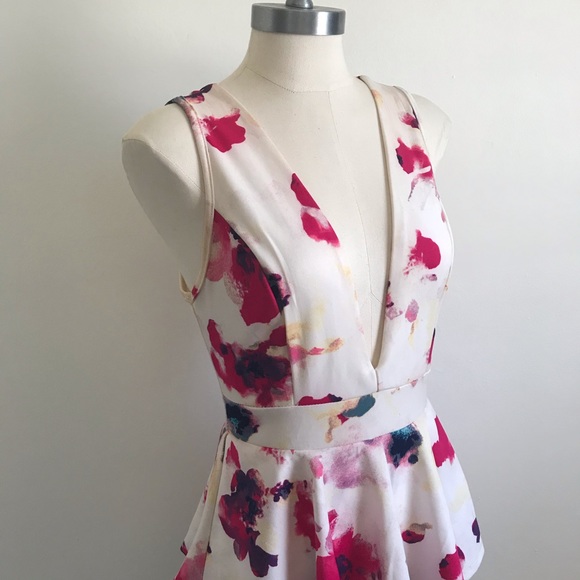 Floral Plunge Neck Romper 💕 - Picture 2 of 6